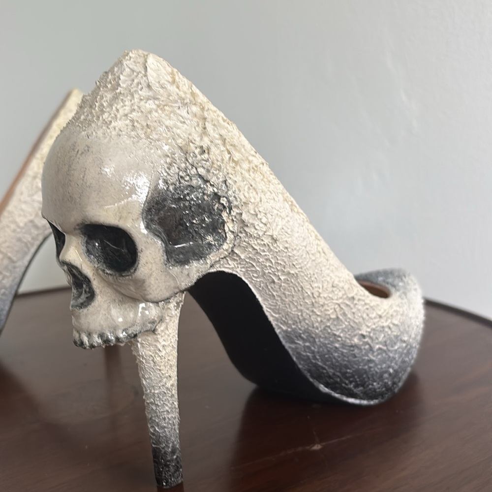 Skull Design High Heels - Cream and Black - Picture 4 of 5